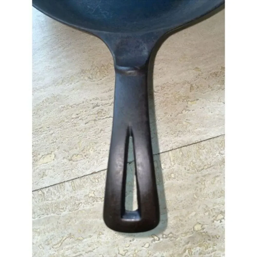 Vintage Unmarked Wagner‎ Cast Iron Chef Skillet 9 Inch w/ Thumb Handle